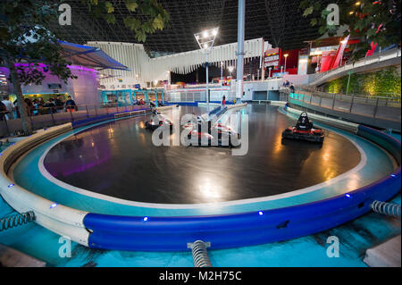 ABU DHABI, VEREINIGTE ARABISCHE EMIRATE - 03 Jan, 2018: das Innere der Indoor Unterhaltungspark Ferrari World. Es ist der erste Ferrari-branded Theme Park und ist die Stockfoto