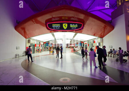 ABU DHABI, VEREINIGTE ARABISCHE EMIRATE - 03 Jan, 2018: Eingang der Indoor Unterhaltungspark Ferrari World. Es ist der erste Ferrari-branded Theme Park und ist die Stockfoto
