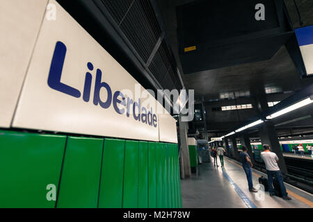 SAO PAULO, Brasilien - Februar 02: Horizontale Bild von einem Zeichen geschrieben Da Liberdade, der U-Bahnstation von der blauen Linie in Sao Paulo, Brasilien. Stockfoto