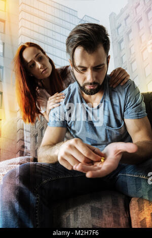 Betätigt man Pillen halten, während seine Freundin Gefühl sorgen Stockfoto