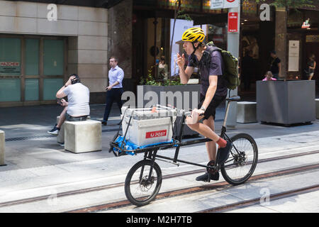 Ein Zyklus Kurier raucht entlang der neuen Light Railway construction, George Street, Sydney. Stockfoto