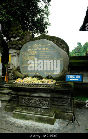 Angebote, die auf Stein gemeißelten Eingang Bahasa Bali balinesische Skript Pura Tirtha Empul Tempel heiligen Quellen Bali Indonesien Stockfoto