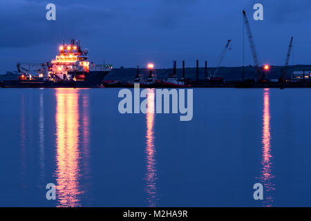 Twilight Szene von Schiffen, die in der Abenddämmerung in Falmouth, Cornwall, Großbritannien Stockfoto