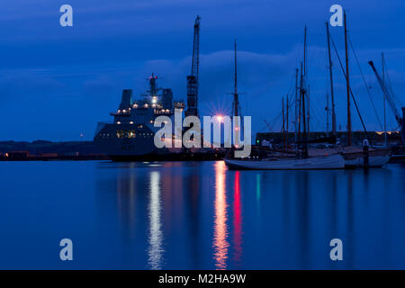 Twilight Szene von Schiffen, die in der Abenddämmerung in Falmouth, Cornwall, Großbritannien Stockfoto