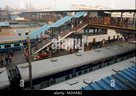 Passagiere reisen am Bahnhof Neu Delhi in Indien Stockfoto