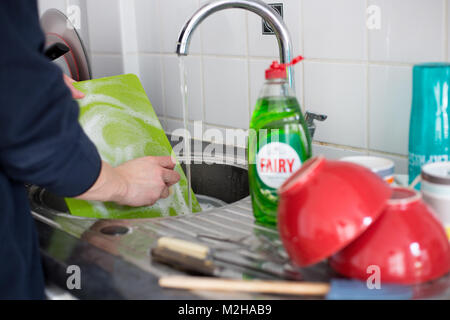 CARDIFF, VEREINIGTES KÖNIGREICH. Vom 7. Februar 2018. Stock Bild für Artikel mit schädlichen Auswirkungen der Abwasch Flüssigkeiten mit petrochemischen Su Stockfoto