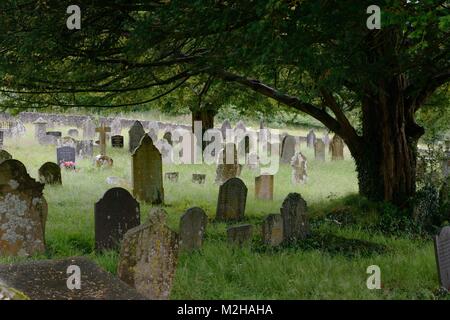 Friedhof der St. Michaels Kirche, Talley, im 18. Jahrhundert, Wales, Großbritannien gebaut. Stockfoto