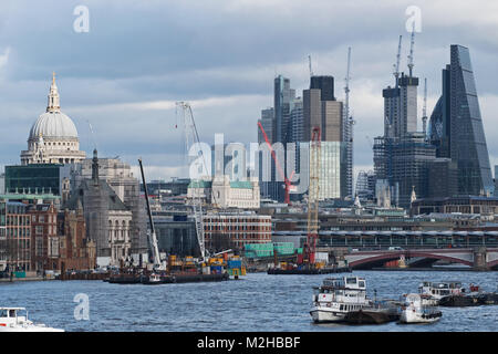 Blick über die Themse in London Skyline mit St. Paul's Cathedral mit Blick nach Osten von Waterloo über Blackfriars Bridge in Richtung auf die Stadt Stockfoto