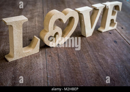 Liebesbrief aus Holz auf dem alten Holzboden Stockfoto