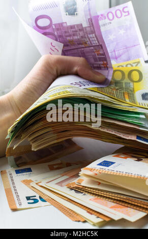 In der Hand zerknittert fünf hundert Euro Banknote Stockfoto