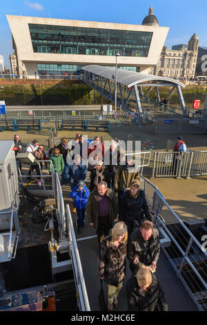 Onboard Mersey Fähre pix der Massen. Stockfoto