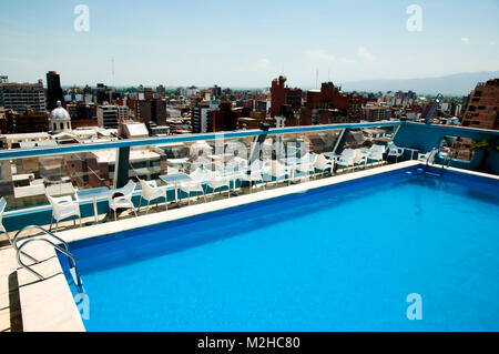 Pool auf dem Dach Stockfoto