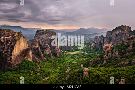 In der Nähe der Stadt Kalabaka, die beeindruckenden Felsen von Meteora steigen aus den Ebenen von Thessalien einer der schönsten Orte in Griechenland. Stockfoto