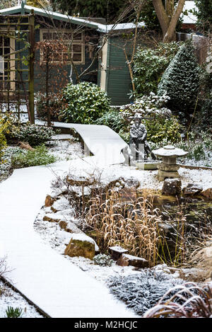 Licht Schnee, der auf einem Englischen surburban Garten. Stockfoto