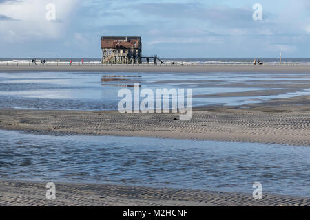 Sankt Peter-Ording, Ordinger Strand bei Hochwasser mit Überfltungen. Pfahlbauten stehen zum Teil im Wasser und sind nicht erreichbar Stockfoto