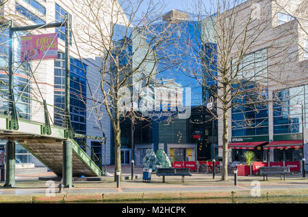 Die Quay Seite Eingang zum Birmingham International Convention Center neben dem Kanal und gegenüber Brindley Place in Birmingham, Großbritannien Stockfoto