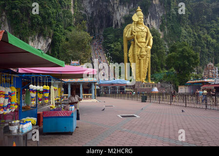 Kuala Lumpur, Malaysia - 3. November 2014: Der Bereich vor der Treppe zum oberen Batu Höhlen, in Malaysia befindet sich mit dem höchsten Statu Stockfoto