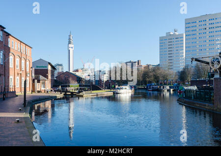 Schlösser an Cambrian Wharf, Teil des Kanals Netzwerk durch das Zentrum von Birmingham, Großbritannien, Stockfoto