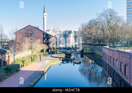 Schlösser an Cambrian Wharf, Teil des Kanals Netzwerk durch das Zentrum von Birmingham, Großbritannien, Stockfoto