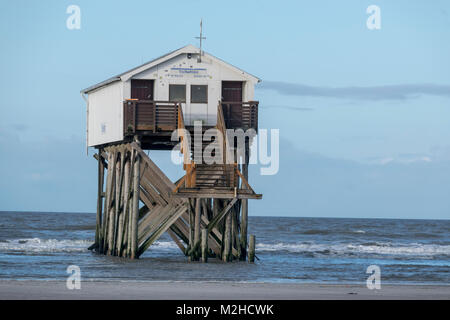 Sankt Peter-Ording, Ordinger Strand bei Hochwasser mit Überfltungen. Pfahlbauten stehen zum Teil im Wasser und sind nicht erreichbar Stockfoto