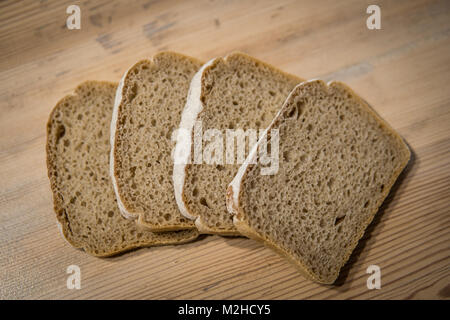 Detail geschnittenes Brot auf hölzernen Tisch Stockfoto