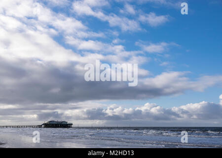 Sankt Peter-Ording, Ordinger Strand bei Hochwasser mit Überfltungen. Pfahlbauten stehen zum Teil im Wasser und sind nicht erreichbar Stockfoto