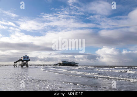 Sankt Peter-Ording, Ordinger Strand bei Hochwasser mit Überfltungen. Pfahlbauten stehen zum Teil im Wasser und sind nicht erreichbar Stockfoto