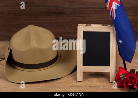 Anzac Armee slouch Mütze mit australischen Flagge auf Vintage Stockfoto