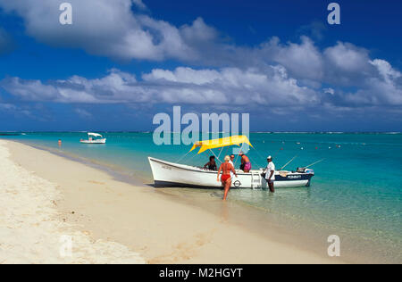 Boot mit Touristen, Halbinsel Le Morne, Mauritius Stockfoto