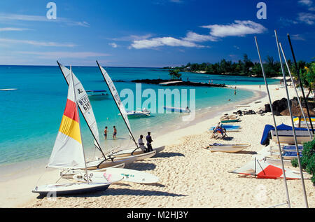 Segeln Boote am Strand von Royal Palm Hotel in der Nähe von Grand Baie, Mauritius, Indischer Ozean, Afrika Stockfoto