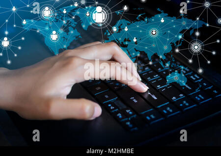 Drücken Sie die Taste auf dem Computer eingeben. Business Communication Network World Map Stockfoto