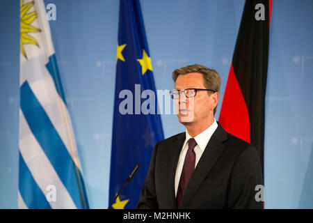 Der deutsche Außenminister Guido Westerwelle wird Außenminister von Uruguay, Dr. Luis Leonardo Almagro, im Auswärtigen Amt in Berlin für die bilateralen Gespräche. Stockfoto