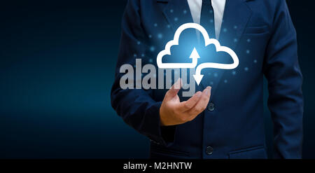 Hand Geschäftsmann verbinden Cloud Data Cloud Computing Konzept Geschäftsmann oder Informationen computing Symbol sammeln Stockfoto