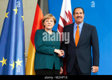 Gemeinsame Presse unter der Leitung von das Gespräch und Mittagessen gemeinsam mit Bundeskanzlerin Merkel und PM von Katar, Scheich Hamad Al-Thani. Gespräche aus dem Verkauf von Waffen an Syrien. Stockfoto