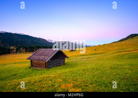 Schönen Herbst Blick in der Nähe von Wagenbruchsee (geroldsee) See von bayerischen Alpen, Deutschland Stockfoto