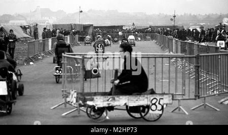 Schlussphase des 1968 National 24-Std.-Pedal Car Rennen in Whitchurch Airport, Bristol. Es lief rund um die Uhr vom 1. bis 2. März als Teil der Universität Bristol Rag-Woche, Geld für die Liebe, und lockte 100 Teams, die Ihre eigenen Einträge an Hochschulen, Unternehmen und Universitäten in Großbritannien gebaut hatte. Starke Unterstützung kam von Innes Ireland, fahrende Journalist und ehemalige Formel-1-Fahrer, der am Anfang und am Ende der Rennen markiert und überreichte die Preise. Das siegreiche Team abgedeckt 232 Meilen. Stockfoto