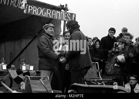 Innes Ireland, fahrende Journalist und ehemalige Formel-1-Rennfahrer, präsentiert die Preise des 1968 National 24-Std.-Pedal Car Rennen in Whitchurch Airport, Bristol. Das Rennen, vom 1. bis 2. März stattfand, war Teil der Bristol Universität Rag-Woche, Geld für die Liebe, und lockte 100 Teams, die Ihre eigenen Einträge an Hochschulen, Unternehmen und Universitäten in Großbritannien gebaut hatte. Stockfoto