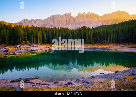 Carezza See (Lago di Carezza)) und den Latemar in den Dolomiten Alpen. Italien Stockfoto