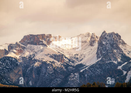 Seiser Alm mit Langkofel Gruppe nach Sonnenaufgang, Südtirol, Italien Stockfoto