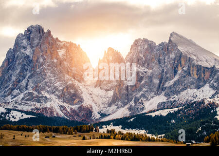 Seiser Alm mit Langkofel Gruppe nach Sonnenaufgang, Südtirol, Italien Stockfoto