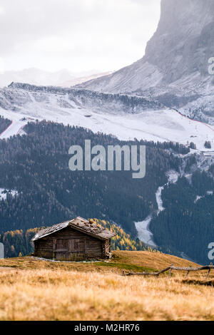 Idyllische alpine Berglandschaft mit traditionellen alten Berg Ferienhaus aus Holz in der Seceda Peak, Dolomiti. Südtirol, Italien Stockfoto