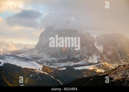 Schöne Aussicht auf den Langkofel (Langkofel), Dolomiten, Südtirol, Italien. Stockfoto