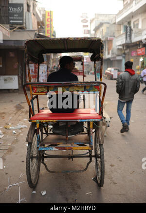 Eine Rikscha Fahrer wartet für Business in den frühen Morgenstunden in Paharganj, in Delhi Indien Stockfoto