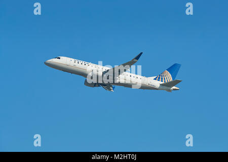 United Express Embraer E-175 E-Jet, betrieben von SkyWest Airlines, Klettern entfernt vom internationalen Flughafen von Los Angeles, LAX, Kalifornien, USA. Stockfoto