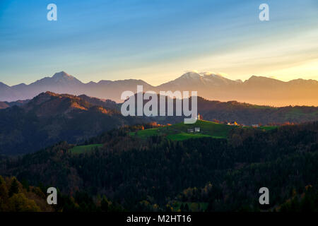 Malerische Kirche Sveti Tomaž auf der Spitze des Hügels im Zentrum von Slowenien. Stockfoto
