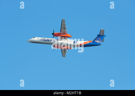 Alaska Horizont Bombardier Dash 8-Q400 Turboprop Regional Airliner klettert entfernt vom internationalen Flughafen von Los Angeles. Kalifornien, USA. Stockfoto