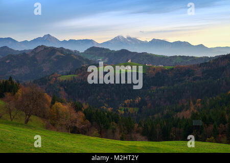 Malerische Kirche Sveti Tomaž auf der Spitze des Hügels im Zentrum von Slowenien. Stockfoto