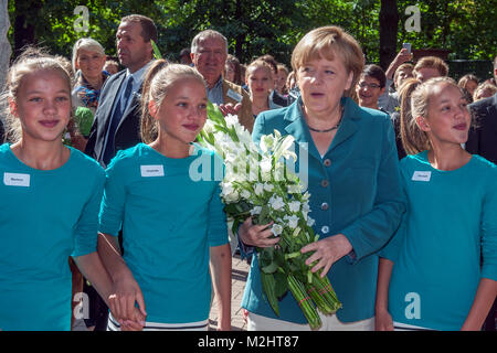 Bundeskanzlerin Angela Merkel besucht Heinrich Schliemann Gymnasium in Berlin, und gibt eine Geschichte klasse die Schüler der zwölften Klasse auf der 52. Jahrestag des Baus der Berliner Mauer. Stockfoto