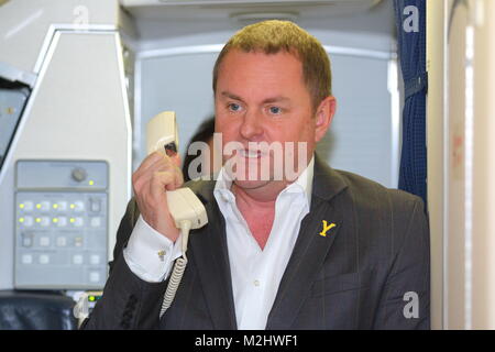 Hier spricht Ihr Kapitän - Sir Gary Verity an Bord der FARRRS offizielle Eröffnung Tag Flug, die über den Großen Yorkshire weg flog Stockfoto