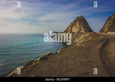 Felsenküste der Point Mugu Rock entlang Pacific Coast Highway, Point Mugu, Kalifornien Stockfoto